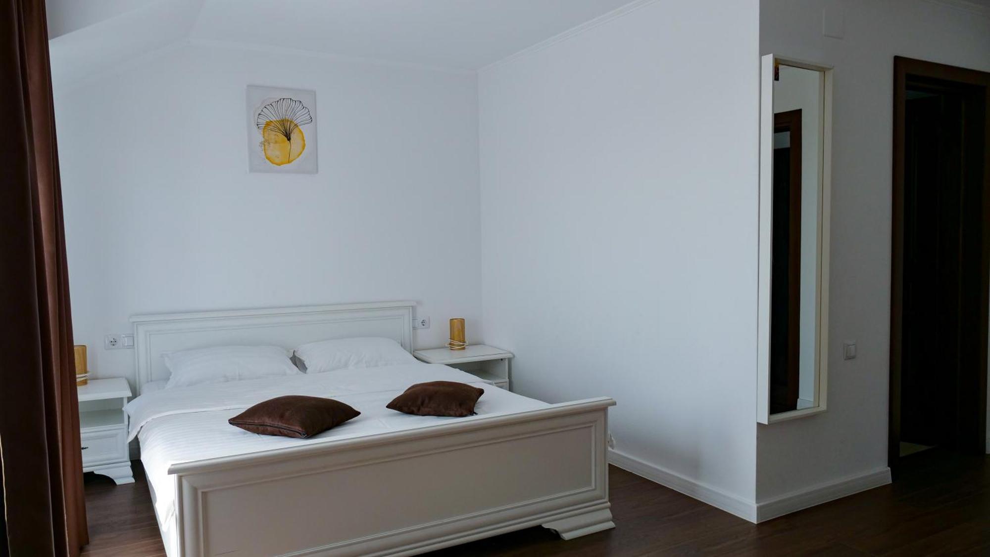 ホテル Casa Ambientt Curtea de Argeş エクステリア 写真